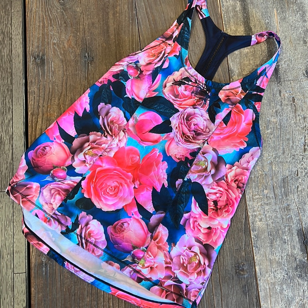 Lululemon size 6 floral lightweight top in excellent condition